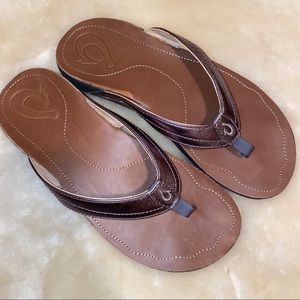 OLUKAI- Kumu - metallic bronze flip flop